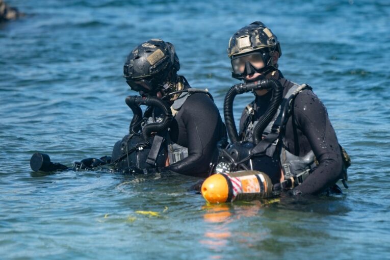 Navy SEALs and German Naval Special Operation Forces diving with G-Shock Watch