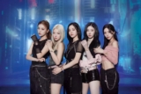What Pink Metallic watches are Itzy members wearing?